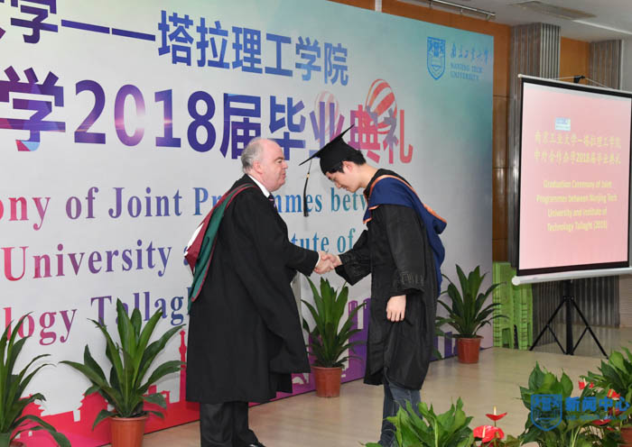 5.Thomas Stone董事长为毕业生逐一颁发校学位证书.jpg 5.Thomas Stone董事长为毕业生逐一颁发校学位证书.jpg
